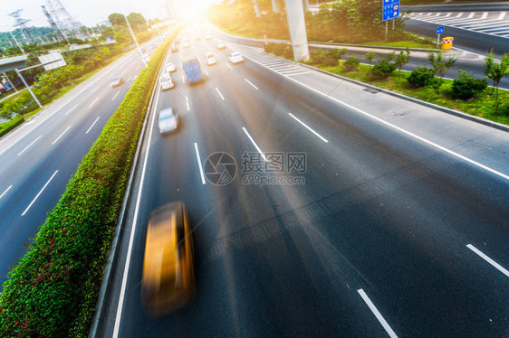 重庆城市立交桥通的高角度视图道路上的汉字图片