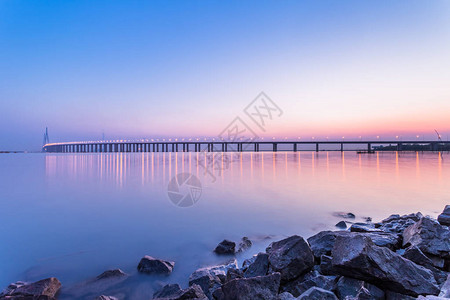 日落时长江上的现代桥梁图片