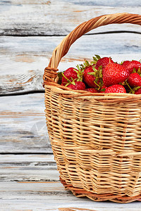 加草莓的韦克篮子草莓放在老木头的篮子里图片