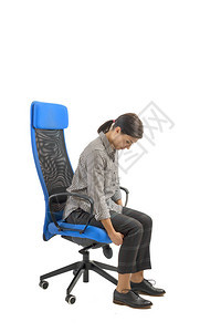 调整办公室内人类工程学椅子的女人背景图片