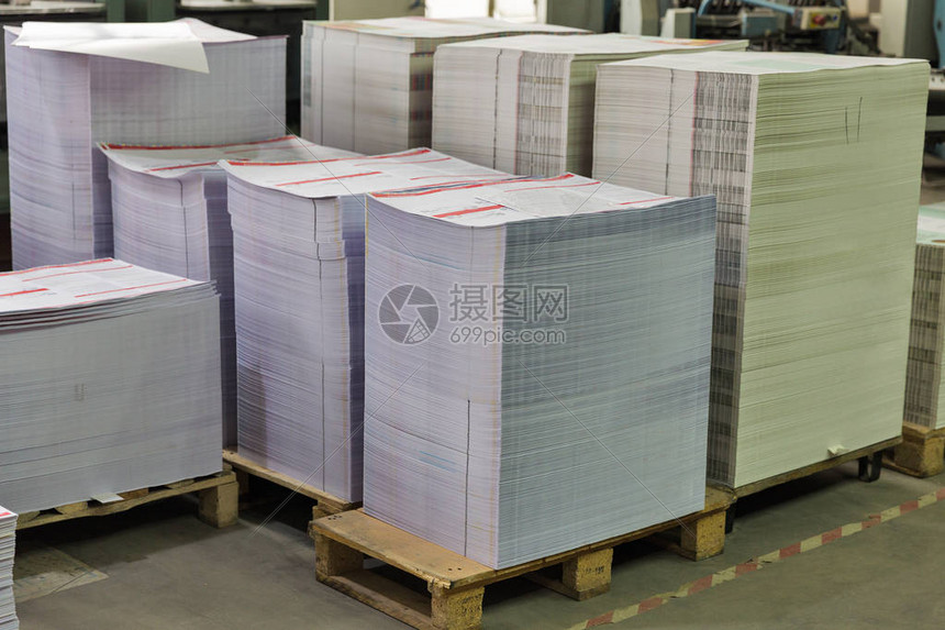 木托盘上成堆的印刷纸板特写印刷业高清图片下载正版图片505849400摄图网