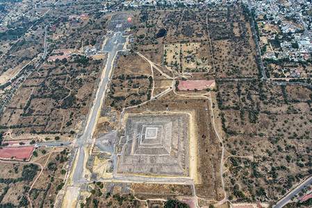 Teotihuacan的空中景象背景图片