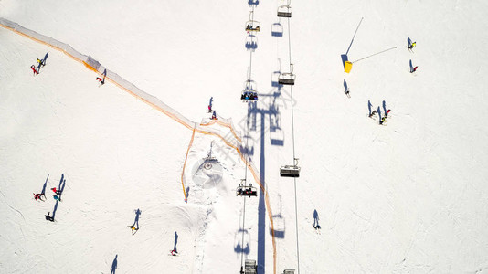 冬季山区滑雪胜地的鸟瞰图山区度假村的滑雪场用于喷洒人造雪的机器在框架滑雪场背景图片