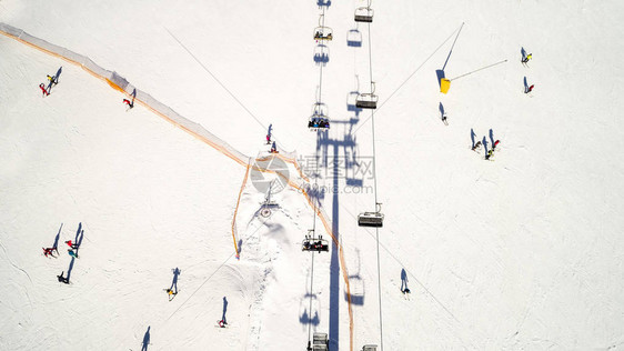 冬季山区滑雪胜地的鸟瞰图山区度假村的滑雪场用于喷洒人造雪的机器在框架滑雪场图片