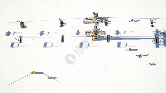 冬季山区滑雪胜地的鸟瞰图山区度假村的滑雪场用于喷洒人造雪的机器在框架滑雪场背景图片