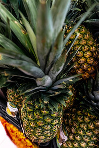 被采摘和展示在市场上农民桌上出售的菠萝水果图片
