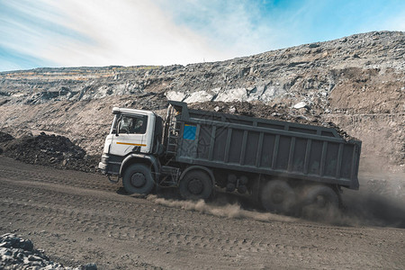 大型采石场自卸车将岩石装入自卸车将煤炭装载到车身工作卡车中采矿卡车采矿机械图片