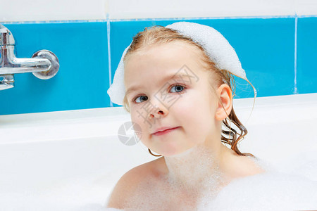 小女孩用泡沫洗澡的肖像图片