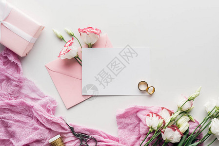 白底带粉红色信封鲜花布包装礼物剪刀和金图片