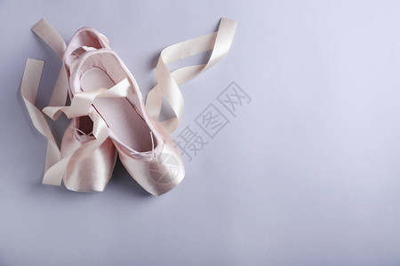 灰色背景上的芭蕾舞鞋图片
