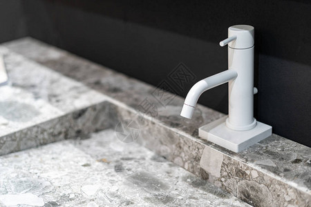 现代水龙头洗手间在水槽上方的白色混拌器冷热水的真图片