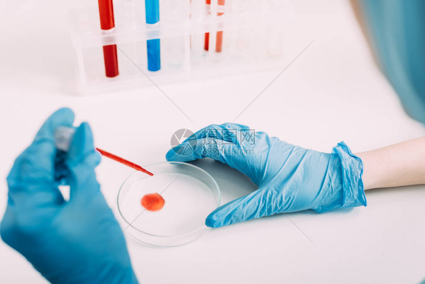 女科学家在实验室做血液测图片
