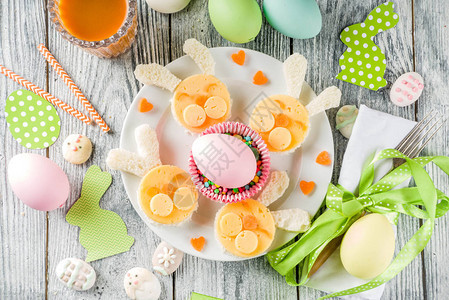 复活节儿童食品创意兔子早餐三明治彩蛋胡萝卜汁和装饰品木质图片