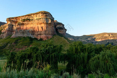 在南非德拉肯斯堡金门公园景观中拍摄的风景秀丽的全景彩色景观图片