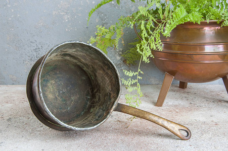老旧铜锅有混凝土背景的金属手柄图片