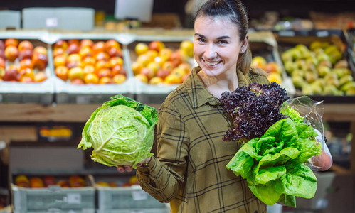 超市里的女人美丽的年轻女子在超市购物和购买新鲜的有机蔬菜健康饮食图片