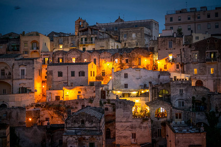 意大利Basilicata地区古城Matera市夜间的不图片