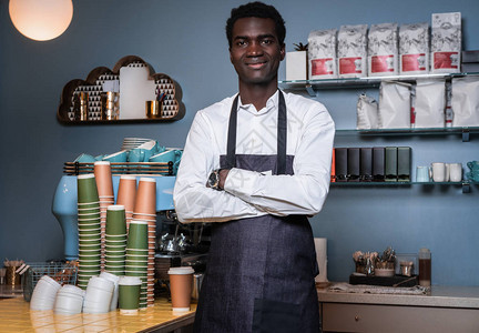 非洲咖啡师与他的双臂站在一起在咖啡图片
