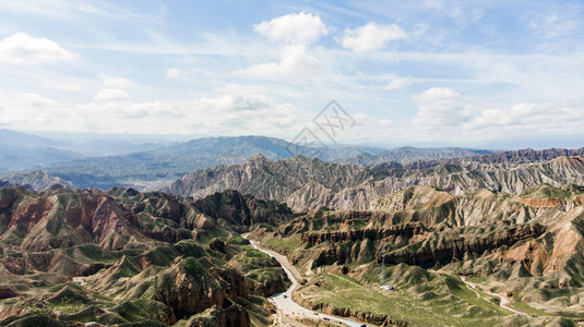 甘肃省山区Zhangye的BinggouDanxiaCanyon地貌空中景象图片