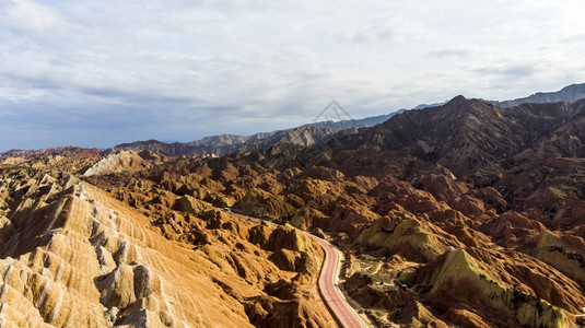 彩虹山地质公园的顶视图甘肃省张掖丹霞地貌质公园阳光明媚的日子里图片