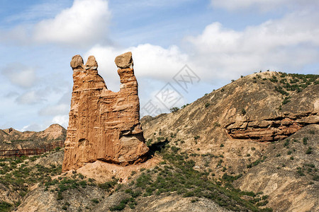 甘肃省苏南地区张掖冰沟丹霞峡谷地貌中的自然雕塑地质公园内的红砂岩阳光明媚的日子里图片