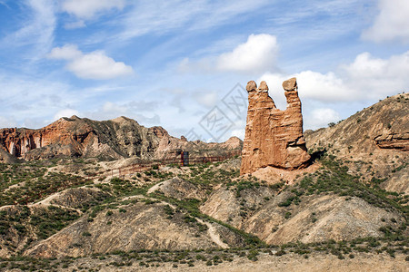 甘肃省苏南地区张掖冰沟丹霞峡谷地貌中的自然雕塑地质公园内的红砂岩阳光明媚的日子里图片