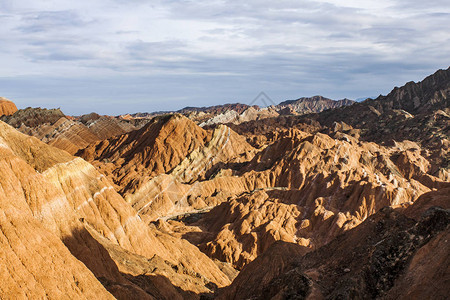 彩虹山地质公园的顶部甘肃省张掖丹霞地貌质公园阳光明媚的日子里图片