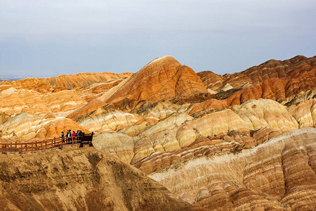游客在彩虹山地质公园的观景台和顶部甘肃省张掖丹霞地貌质公园在阳光明媚的日子里图片
