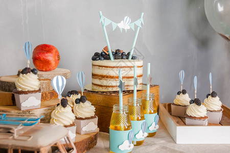 甜的多彩的纸杯蛋糕盛宴婚礼派对的背景图片