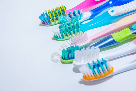 美白牙齿护理牙齿健康概念连续新的超软牙刷图片