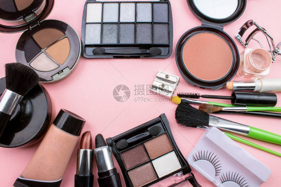 粉红色背景上的化妆品和化妆组合物图片