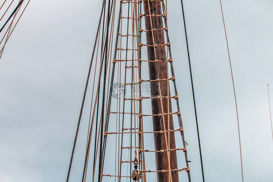 海洋背景有航海绳索的帆船木滑轮图片