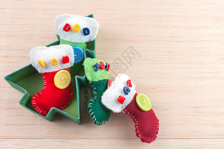 盛装多彩的圣诞礼服感觉有袜子和纽扣在礼品盒里背景图片