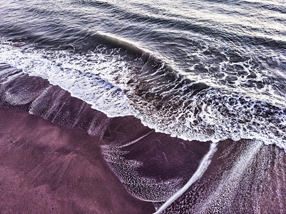 海浪通过反冲入海岸图片
