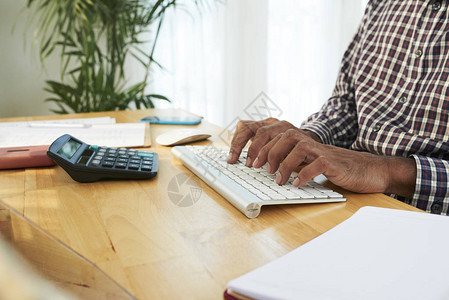 办公室管理员或计算机程序员的手在办公桌工作时图片
