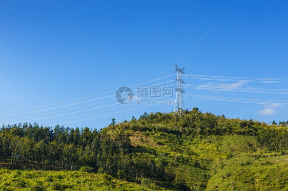 高压电力传输山中的高压塔图片