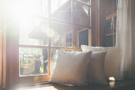 在阳光明媚的白天和白色坐垫室内背景概念中图片