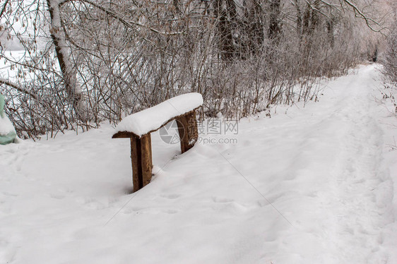 冬天的风景冬天的气积雪在地上图片