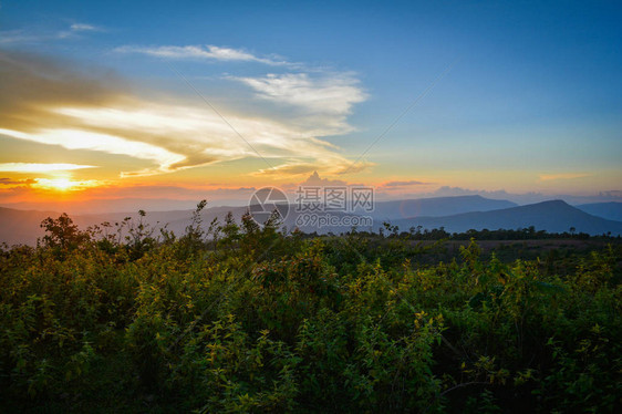 山上黄蓝的天空与山地相交而成山地风景图片