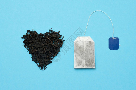 蓝色背景的茶袋和黑叶哪种茶更适合选图片