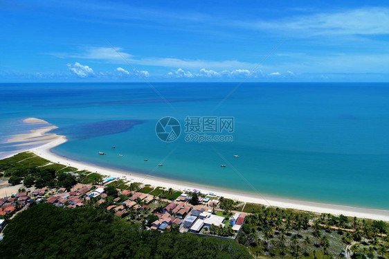 红沙和美丽河流的鸟瞰图梦幻般的风景很棒的海滩和河流场景Corumbau海滩图片