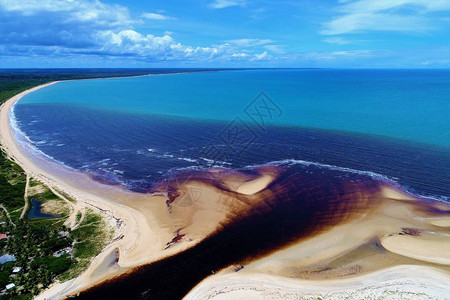 海滩有两种颜色的水美丽的海滩景观度假旅行度假和平安宁热带旅行荒凉的图片