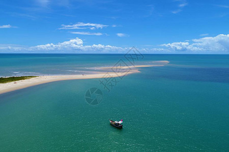 红沙和美丽河流的鸟瞰图般的风景很棒的海滩和河流场景Corumbau海滩图片