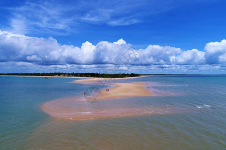 红沙和美丽河流的鸟瞰图梦幻般的风景很棒的海滩和河流场景Corumbau海滩图片