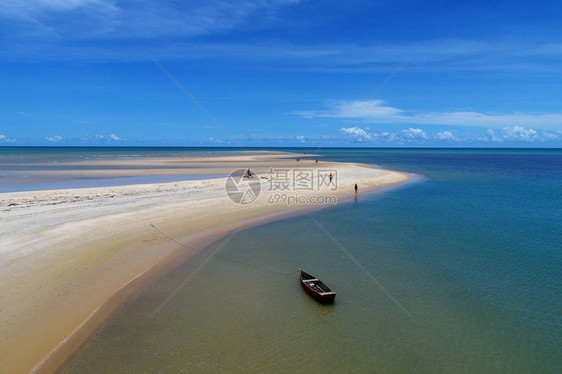 红沙和美丽河流的鸟瞰图般的风景很棒的海滩和河流场景Corumbau海滩图片