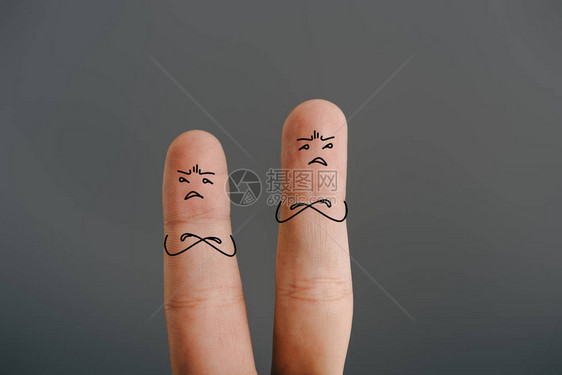 被孤立在灰色上争吵的人手指图片