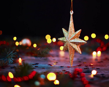 金星装饰品挂在圣诞灯上对圣诞节新年维塔迪奥和贺卡展图片