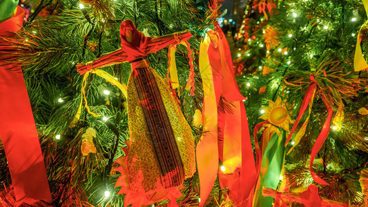 为纪念莫斯科红广场附近的Shrovetide周而盛装圣诞树彩色丝带百吉饼和布娃带来了美背景图片