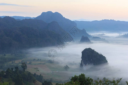 云雾缭绕在山顶图片