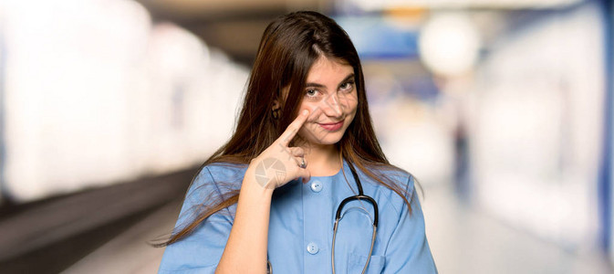 年轻护士在医院望着前方图片